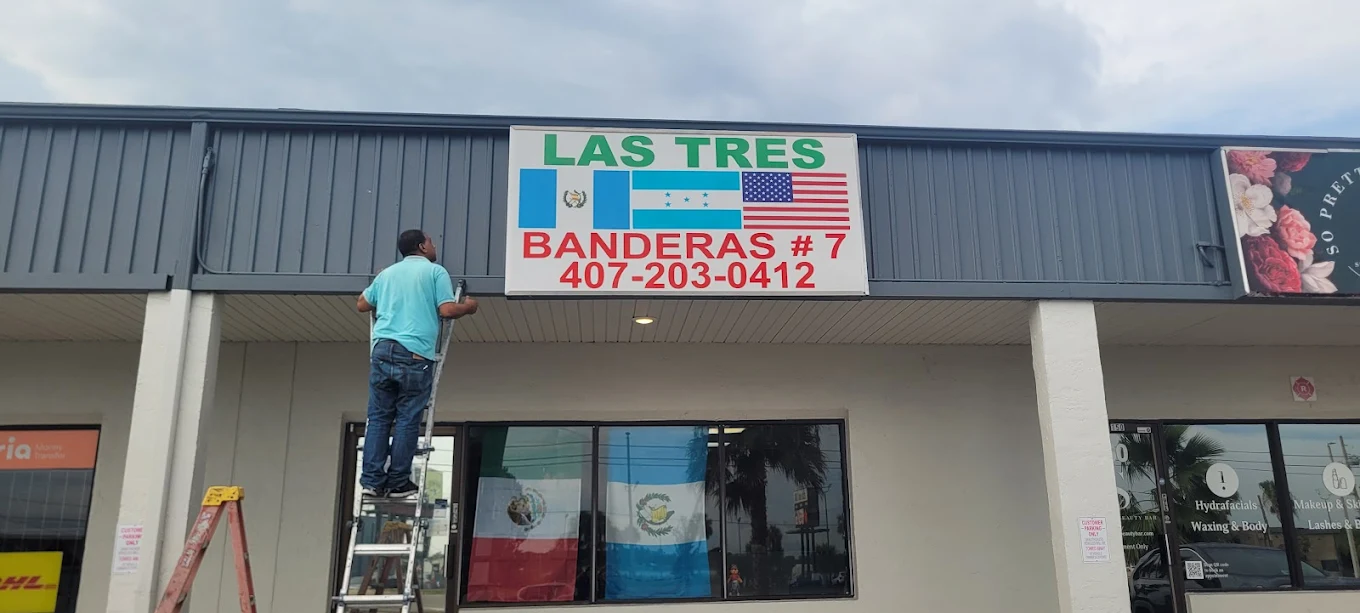 Las Tres Banderas logo